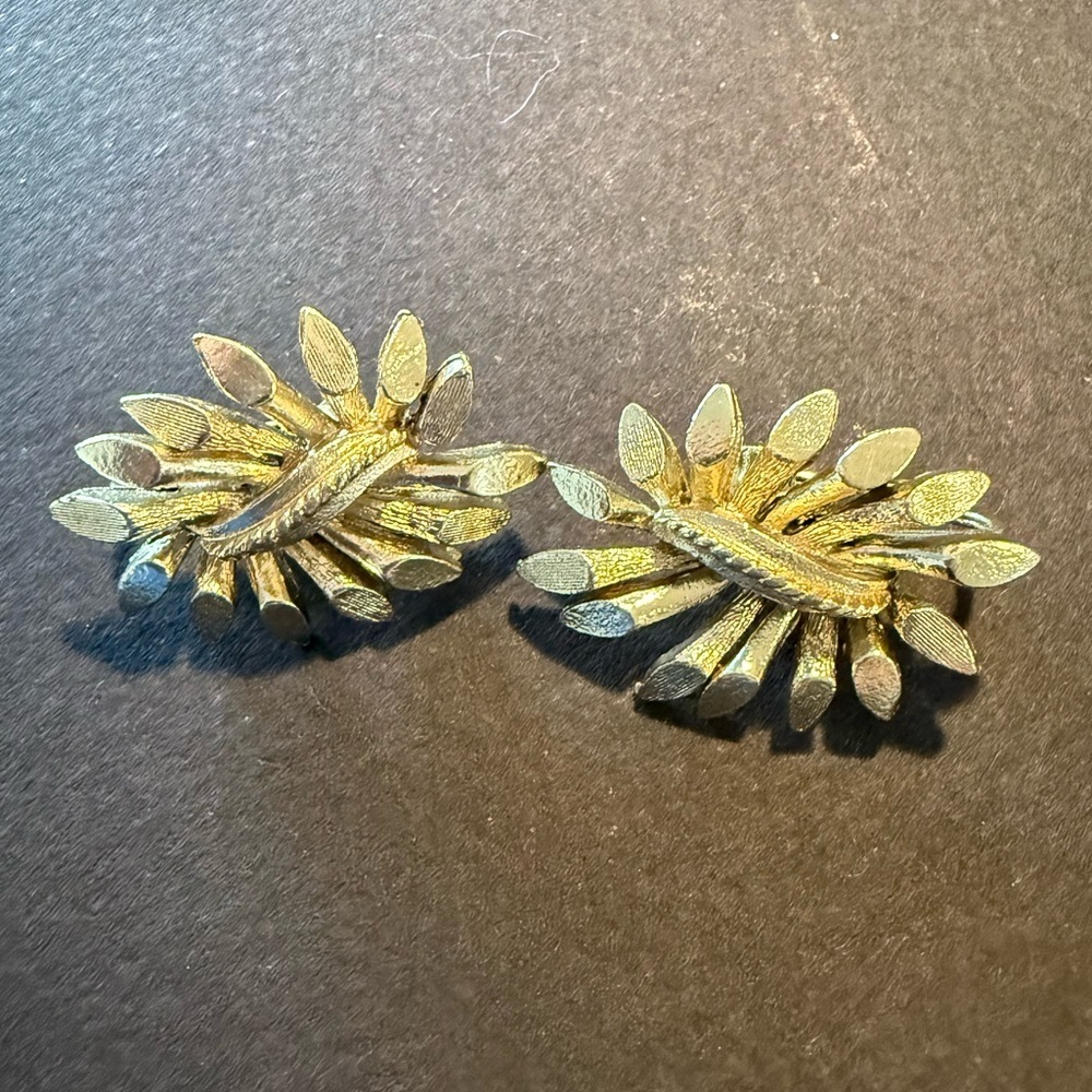 Vintage Coro 1960s Gold Tone Clip On Earrings - Picture 2 of 6